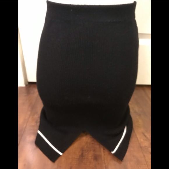 Black/White V-neckline Sweater and Skirt Knit Set - Picture 9 of 13